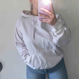 - Snygg skön Hoodie från Cubus. Gammal modell så tror ej dem säljs längre. Sparsamt använd och fortfarande snyggt skick.  Frakt tillkommer om man inte kan mötas upp kring Staffanstorp 😊