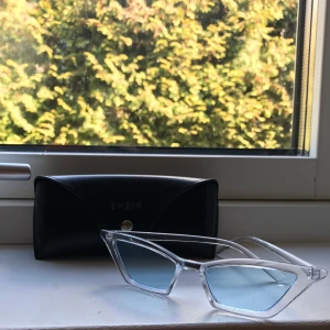 Solglasögon med ljusblått glas - Solglasögon från Shein, helt nya och endast testade. Fraktkostnad tillkommer om du ej vill hämta på plats :)
