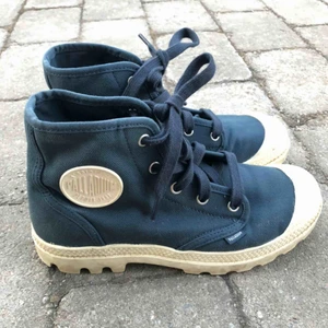  - Jättecoola skor från palladium som knappt är använda då dom är för små. Dom är inte så smutsiga på sulan som de ser ut, de är en gräddvit färg! Frakt tillkommer på 63kr!!! (300+63) Pris kan diskuteras vid snabb affär