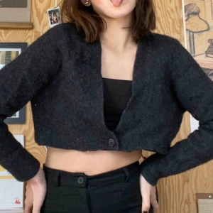  - En jättefin tovad och croppad kofta som är riktigt trendig just nu. Ni står för frakten🚚✨