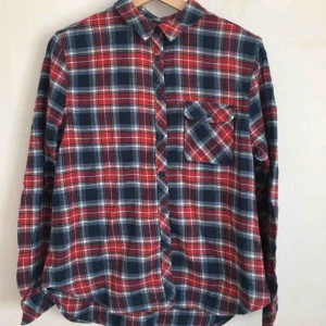 Hdhe - Vit, röd och blå rutig skjorta med ledig passform. 100% bomull. Storlek: M Passform S - L  Pris: 80 kr Jag bjuder på frakt. Kan mötas upp i Lund!  Jag tar Swish!