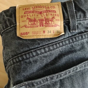 Vintage Levi's 505 svarta - Säljer ett par vintage Levis 505 i bra skick! Med dragkedja i gylfen 😍 storleken anger 34/30 men jag skulle säga att de är lite mindre än så. Jag passar vanligtvis i 31-32 midja i Monki och dessa är lite väl tajta för mig. Köpta på beyond retro. 