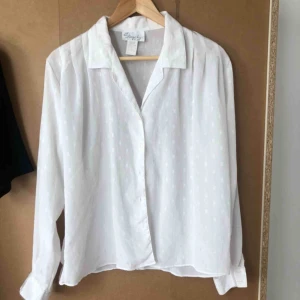  - Vit blus. Köpt sec hand.Möts i Malmö eller skickas mot extra frakt :)