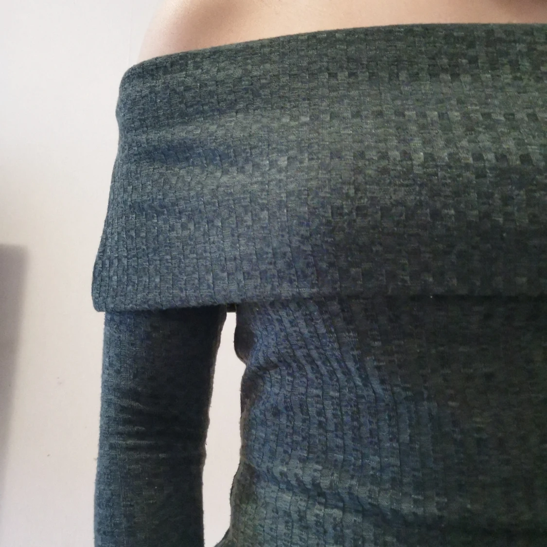 Ribbad off-shoulder tröja - 91