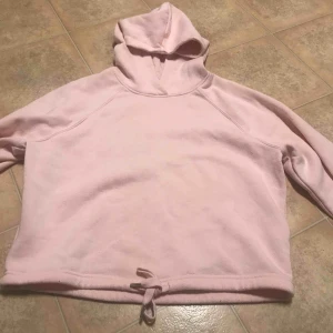 - Fin mjuk hoodie, lite kort men den är då gjord så, vet tyvärr inte vart den är ifrån då jag fått den