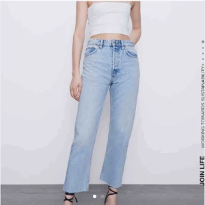  - Säljer dessa blåa zara jeans, vanliga i storleken å jag är 168 cm lång! Frakt - 80kr pris kan diskuteras
