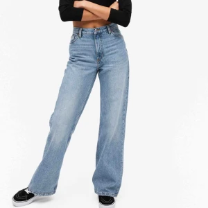  - Säljer dessa nästan slutsålda jeans från Monki. Fitten är Wide leg även highwasted.💫💫Feel free att höra av er om ni vill ha fler bilder eller om ni har någon fråga💞💞 (Budgivning!! Ledande bud är 300kr inklusive frakr😇)