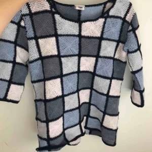  - Ascool rutig virkad tröja som har varit min mammas. Står strl L men skulle säga att den passar S-M. 40kr +ev. frakt. Kan skicka fler bilder i chatten😊