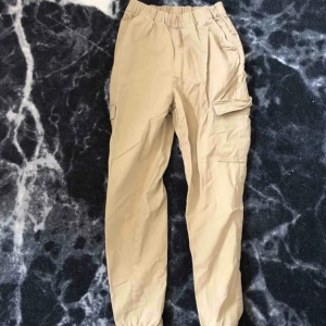 Byxa  - Jätte bra skick, Inge hål eller slitningar😊 använd 2 gånger, säljs pga att dom inte användes. Ny pris- 150kr. Frakt står köparen för. Frakten är 79kr