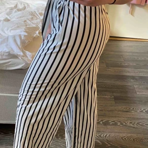  - Randiga raka byxor med okänt märke. Supersköna och perfekta till sommaren. Använda en gång. Står ingen storlek i dom men skulle säga att dom är en S. Köparen står för eventuell frakt.