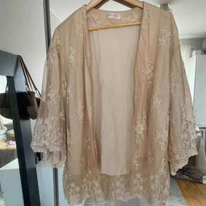 Spets kimono  - Snygg unik spets kimono i väldigt fint material. Mjuk viskos som foder inuti. 👘 