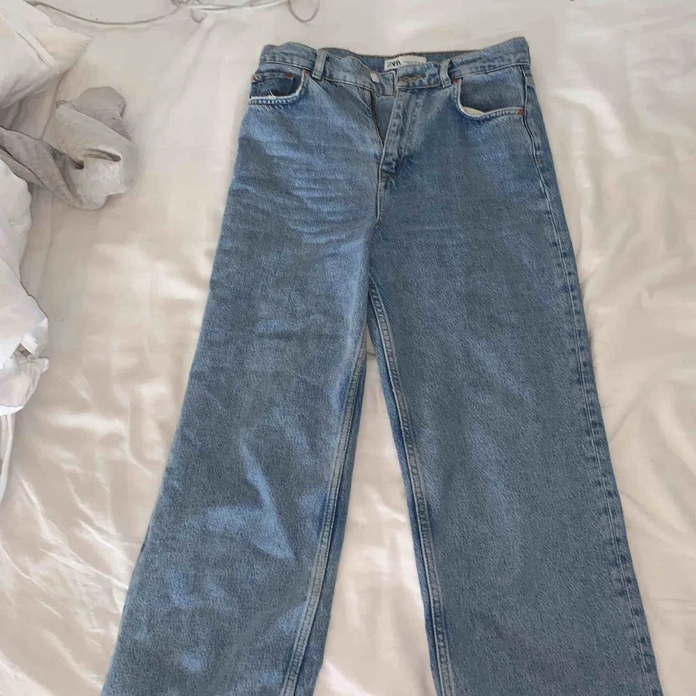 Blåa jeans använda två gånger ifrån Zara i en rak modell. Jag är 175 cm och de är långa på mig. Passar för alla längder. Kan även klippas nertill. . Jeans & Byxor.