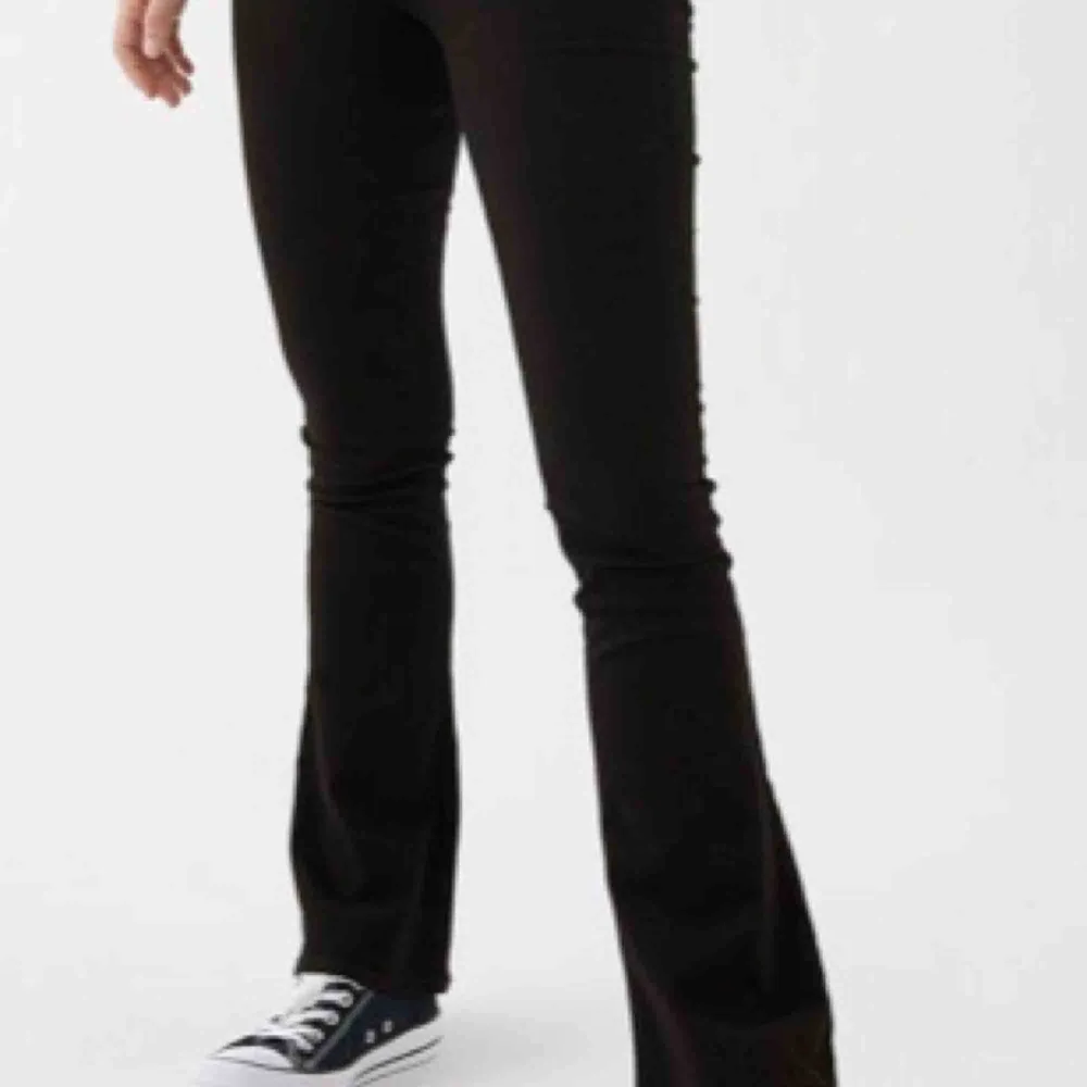 Bootcut jeans från GinaTricot i modellen Natasha. I storlek S, men passar en XS också. Slitningar i benslutet. Säljer pga blivit för korta. 80 kr + frakt. Jeans & Byxor.