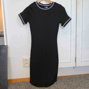  - Fin tight ribbad klänning från H&M, märke divided, storlek 34. Aldrig använd