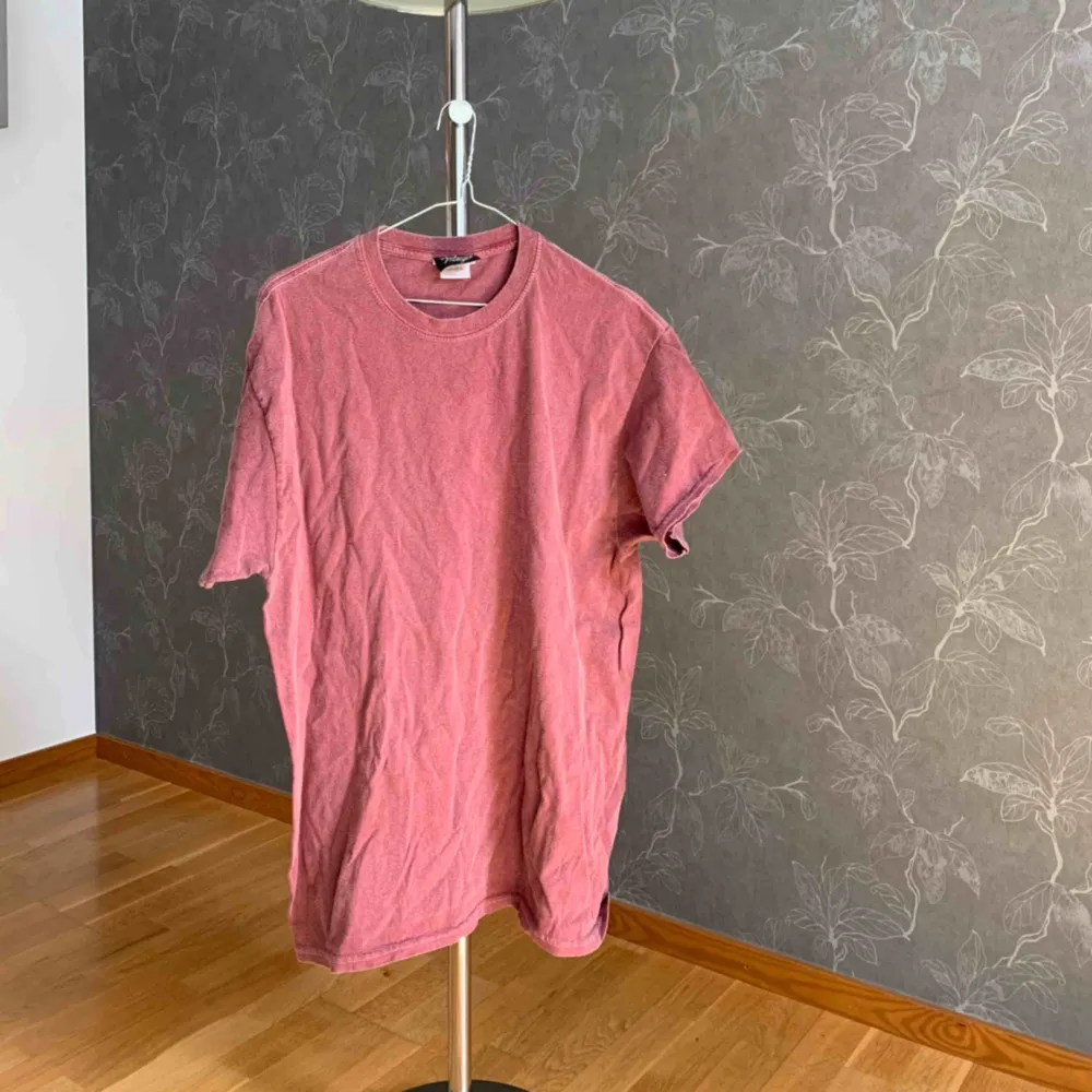 Reclaimed vintage tröja i vinröd. Skönt lite grövre material med en snygg passform.. T-shirts.