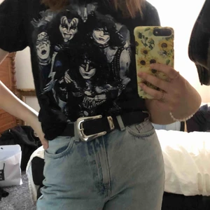  - t-shirt med KISS tryck. köparen står för frakten 🌻