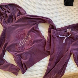  - Juicy Couture mjukisset ! På lappen står det att den är stl M, men sitter som en XS eller XXS. Många av ’Diamanterna’ har tyvärr trillat av på byxorna:( Buda gärna i kommentarerna ! Kan frakta eller mötas upp i Malmö 💛