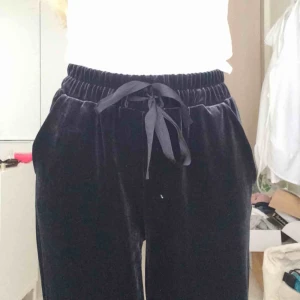  - Vältigt fina sammetsbyxor! Vida/raka i modellen med resor i midjan💥 de har en jätteliten målarfärgsfläck på framsidan som man ser på första bilden 