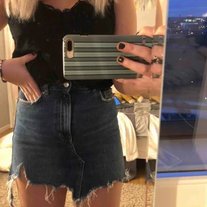  - super snygg sliten jeans kjol perfekt nu när de börjar bli lite varmt, kan mötas upp i stockholm och även frakta men de står kunden för 