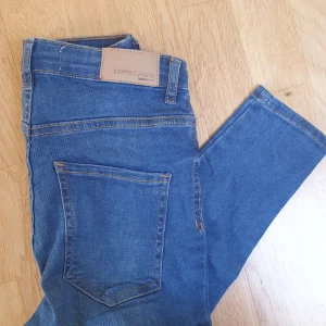 Jeans  - Mellanblåa jeans från Gina som är jäääättelånga i benen. Går hela vägen ner på mig som är 176, dock lite små. Skinny jeans, använda 1 gång på grund av felköp. Det är modellen Alex på jeansen men jag har klippt bort lappen 🤦🏽‍♀️