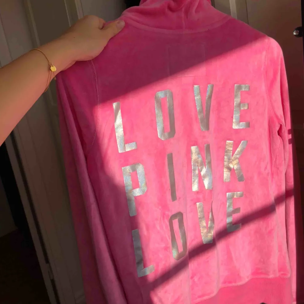 FINASTE luvtröjan från Victorias Secret PINK i den perfekta rosa färgen som bara skriver VS PINK!!💖 är i väldigt bra skick!! frakt tillkommer för köparen!. Tröjor & Koftor.