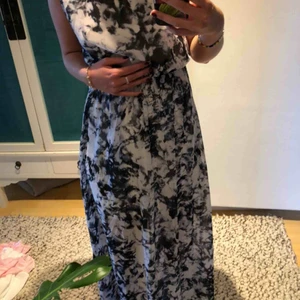  - Mönstrad långklänning från bikbok! Klänningen har en fin djup V-ringning på baksidan och mindre slitsar på båda sidor. Använd 2 gånger💙🥳