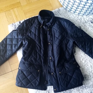 Ralph Lauren  - Ralph Lauren jacka använd 2ggr köptes från zalando. Nypris va ca 3000kr. Strl M en vanlig M 