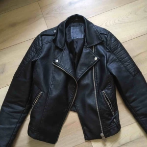  - Säljer min länge älskade skinnjacka som inte kommer till användning längre. Den är använd men har inga slitningar eller liknande. Sitter inte tajt men inte heller jätteoversized. Fråga gärna om fler bilder💖