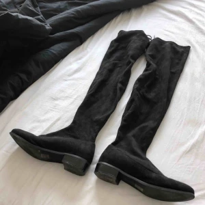  - Lårhöga stövlar från Nelly.com. (Frakt tillkommer om de ska skickas)