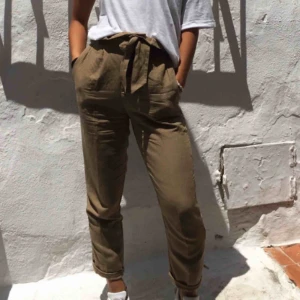  - Lösa tygbyxor i linnetygblandning med knytning i midjan. Perfekta till sommarmånaderna! I gott skick! Nypris 349kr på H&M🌻