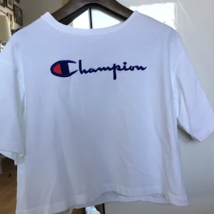 T-shirt, Champion - Boxerformad tisha, aningens croppad. 