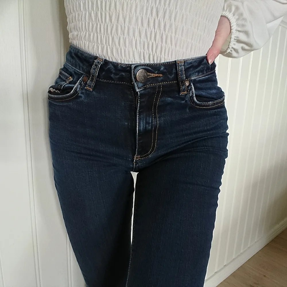 Mörkblåa tajta högmidjade jeans i strl 27. (jag brukar ha strl S/XS som referens.) Väl använda men fortfarande i bra skick. 60 kr, köpare står för frakt 💙 . Jeans & Byxor.