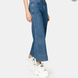Junkyard Jeans - Wide Cropped - Helt nya, oanvända, supersnygga. Har etiketten fortfarandee kvar. Sitter superfint och är jätte sköna. Hög midja. Vida jeans. Wide leg jeans. Priset var 499 kr