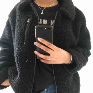  - Luddig jacka. Storlek XL står det i den men skulle absolut inte säga att den är större än en liten L.   Använd enstaka gång.  Köparen står för frakt, kan mötas i centrala Sthlm 