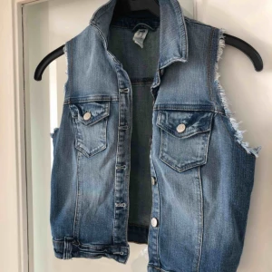  - Jeansväst, använd 1 gång. 