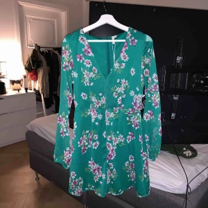  - Säljer nu en helt oanvänd klänning ifrån Nelly.com. Superfint men tyvärr inte fått någon som helst användning för den. Jättebra nu till sommar😊 sitter perfekt på mig som är en 36a i vanliga fall. Alla lappar sitter kvar. 