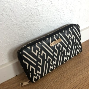 Plånbok  - Plånbok från DbyK, knappt använd. 