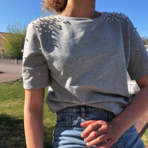 - Grå tröja med pärlor vid axeln, använd ca tre gånger! Bra kvalitet💖frakt tillkommer🦋