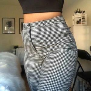  - Rutiga ”kostymbyxor”, jättesköna! Använt 2-3 gånger bara. Köparen står för frakten.