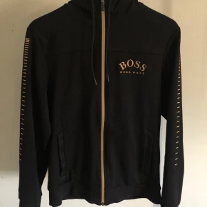 Hugo boss saggy s - Strlk s passar mig perfekt (177) kan bäras om man är större eller mindre, den är inte mycket använd skick 9/10 inga hål eller missfärgning. nypris 1800kr