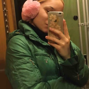  - GANT GRÖN dunjacka med utsvängda ärmar! Så fint!! Den är i bra skick. 