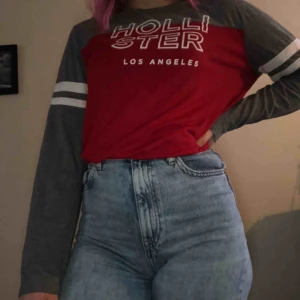  - Långärmad tröja från Hollister, storlek M. Jätteskönt material och mycket fint skick, använd max 3 gånger.  Köparen står för frakten (66kr), eller så möts vi upp i Gävle 😊. 