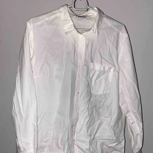  - Vit skjorta med blommor på ryggen🌺 Använt den 2 gånger. Frakten är inräknad i priset☺️ Betalningen via swish. Om ni har frågor är det bara höra va er😊