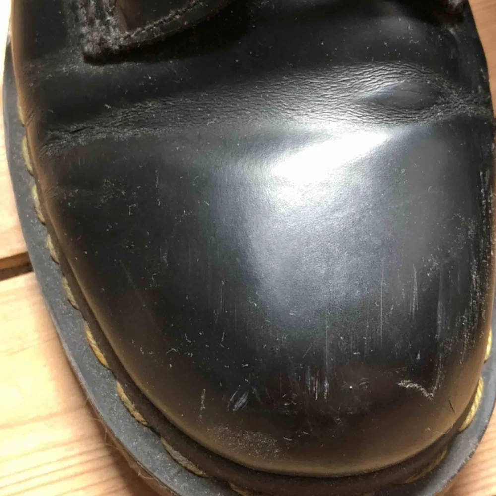 Klassiska svarta Dr Martens i modellen 1460 ! Asnajs skor, tyvärr lite slitna på vissa ställen (skickar fler bilder) men det gör inte särskilt mycket tycker jag eftersom att de ska vara tuffa 🖤 Säljer pga fel storlek:( Frakt tillkommer. . Skor.
