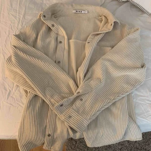  - säljer min supersnygga manchester overshirt ifrån na-kd! den är helt ny, använd 1 gång bara. köptes för 500kr för ca 2 månader sen💗💓 frakt tillkommer💞