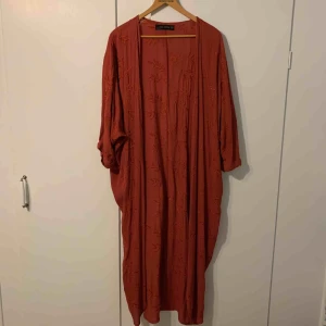  - Kaftan från Zara, använd sparsamt så skick som ny. Nypris 500 kr. Kan skickas mot porto. 