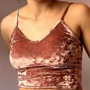  - Såå fin rosa topp i crushed velvet! Superbekvämt och nästan som ny💖