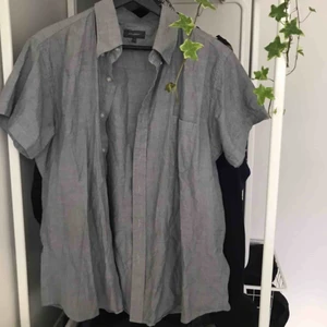  - Grå kort ärmar skjorta köpt second hand.