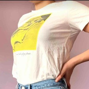  - Jättesnygg T-shirt med fint tryck💛 