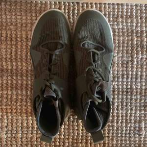 Adidas sneakers i militärgrönt, fint skick